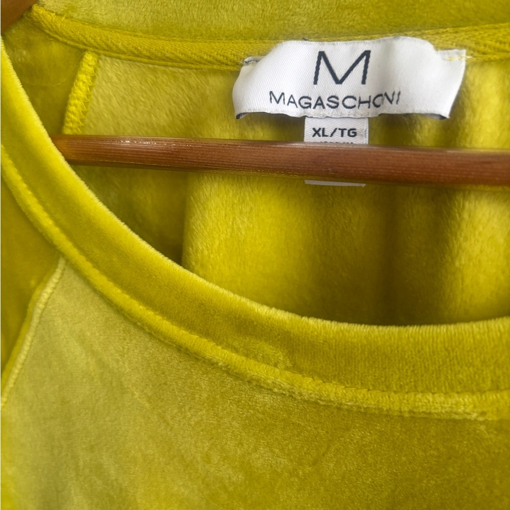 Like new XL Magaschoni citron chartreuse Crewneck super soft velour sweatshirt - Picture 2 of 7